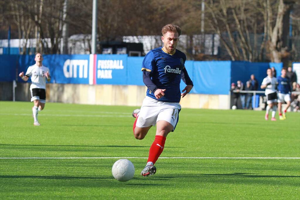 Cengizhan Koc dirigierte das Spiel der U23 von Holstein Kiel gegen die U23 von Phönix Lübeck. © 2026 Ismail Yesilyurt