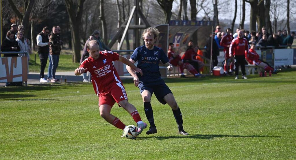 Christian Sievers (Jevenstedt II) gegen Philipp Majtamal (li., Bargstedt). © 2026 Olaf Wegerich