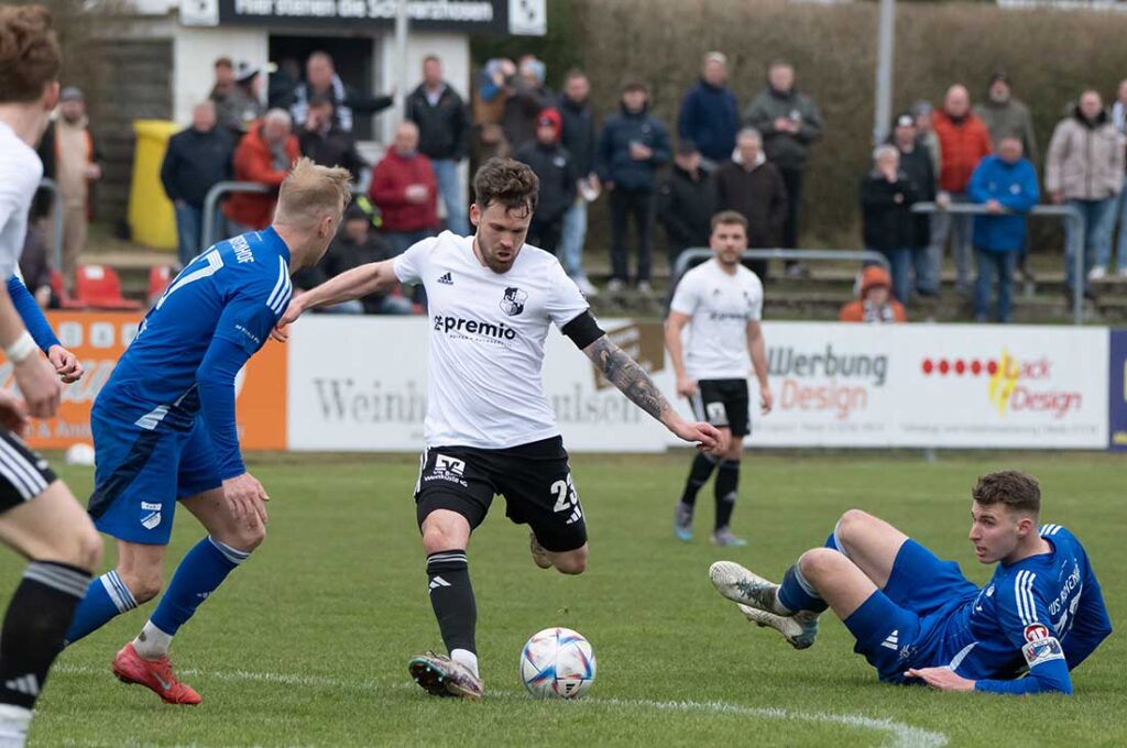 Christopher Buchtmann (Heider SV) in Action gegen Mats Henke (TuS Rotenhof). © 2026 Volker Schlichting