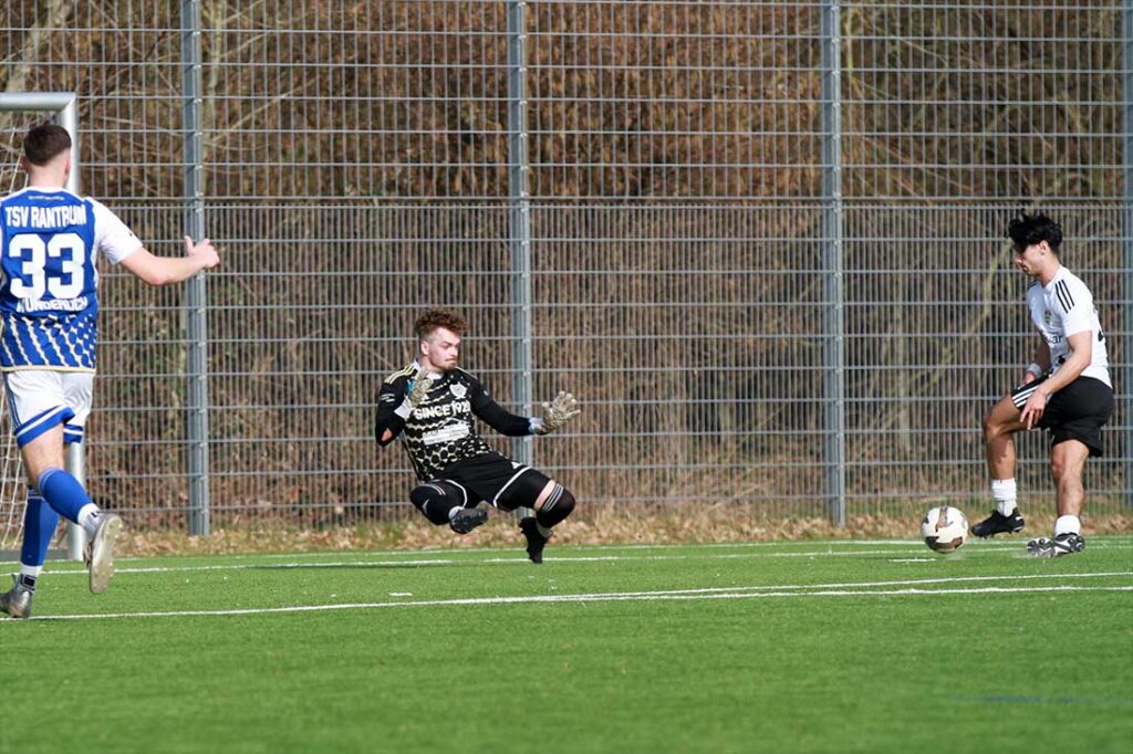 Das 1-0 für den TSV Kronshagen - Emre Boz versetzt Rantrums Keeper Timon Hansen. © 2026 Ismail Yesilyurt