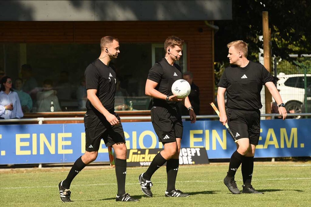 Das Schiedsrichtergespann aus dem Hinspiel - Tim Jeschkeit flankiert von Gerrit Steinmetz und Jesper Rieckmann (re.). © 2025 Olaf Wegerich