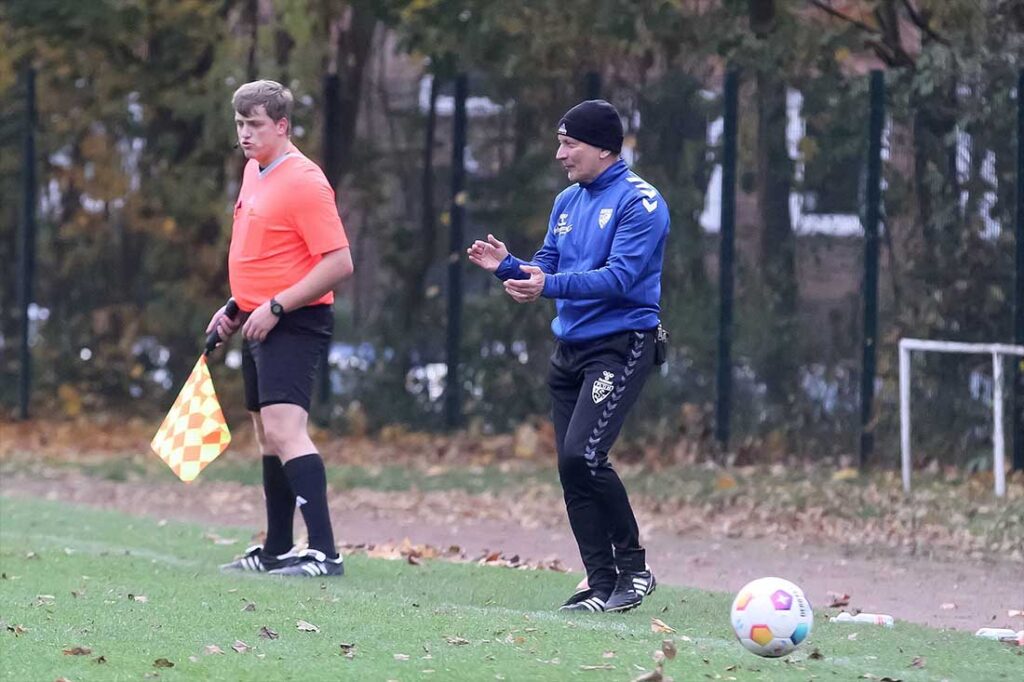 Den Beifall von Cheftrainer Matthias Falk hat sich der TSV Plön verdient. © 2025 Ismail Yesilyurt