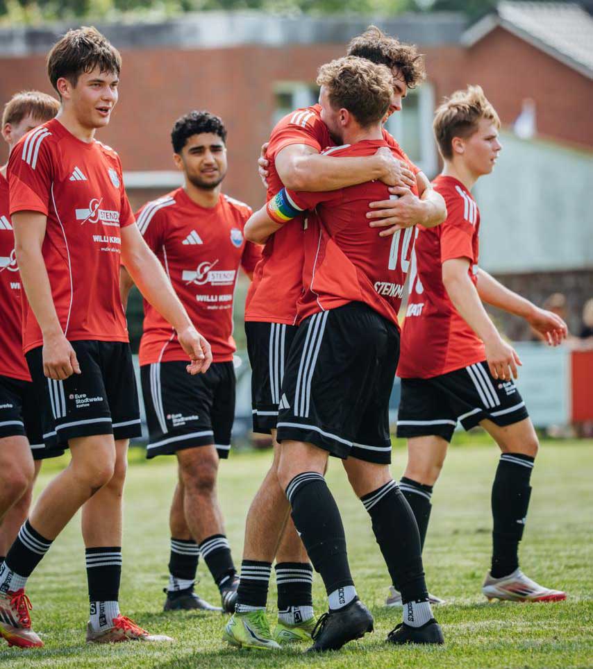 Der TSV Heiligenstedten freut sich über den Sieg. © Steffen Schäpe