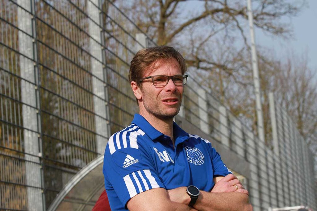 Der TSV Rantrum befolgte die Marschoute Trainer Erik von Lanken gegen den SVE Comet Kiel. © 2026 Ismail Yesilyurt.jpg