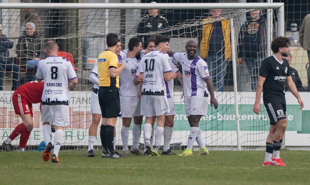 Der VfR Neumünster jubelte zum dritten Mal in Folge nach einem Spiel gegen den Heider SV. © 2026 Volker Schlichting
