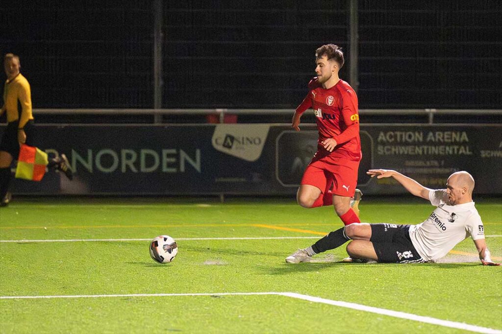 Die Szene zum 2-0 per Elfmeter - Steffen Neelsen (Heider SV) im Tackling gegen Luca Senger (Kilia Kiel). © 2026 Volker Schlichting
