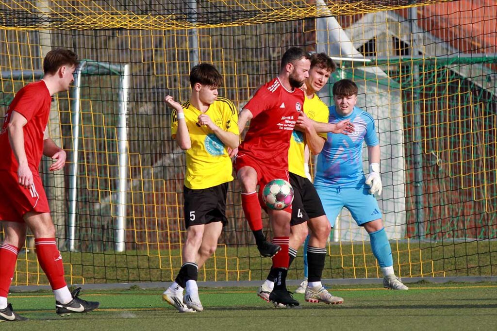 Die Verteidigung des TSV Altenholz stand recht sicher - hier Paul Siegmund (li) und Michel Eckey gegen Marios Chatziou (SG Sarau-Bosau). © 2026 Ismail Yesilyurt
