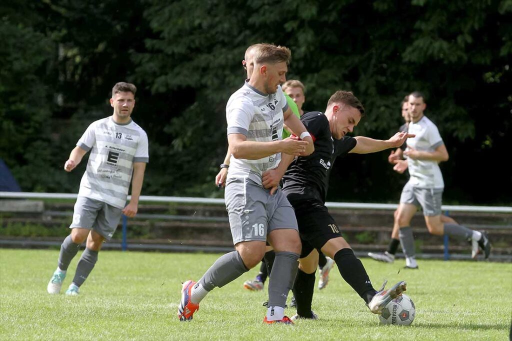 Dieses Duell aus dem Hinspiel gab es auch beim 4-0 - Marcel Reinke (Suchsdorfer SV) am Ball gegen Jerome Rose (Preetzer TSV) © 2025 Ismail Yesilyurt