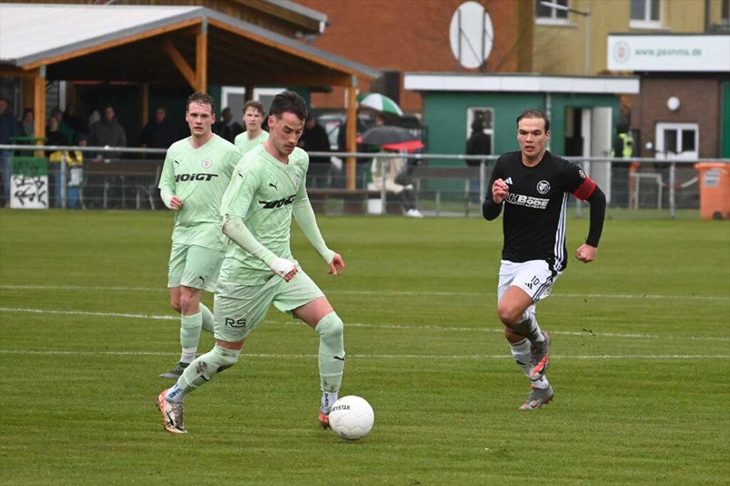 Doppeltorschütze Jesper Tiedemann (PSV Neumünster) gegen Marvin Mijic (re., Preußen Reinfeld). © 2026 Olaf Wegerich