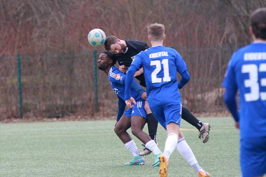 Doppeltorschütze Joel Prempeh (SpVg Eidertal Molfsee) gegen Dörpums Kapitän und Abwehrchef Lars Peretzke. © 2026 Ismail Yesilyurt