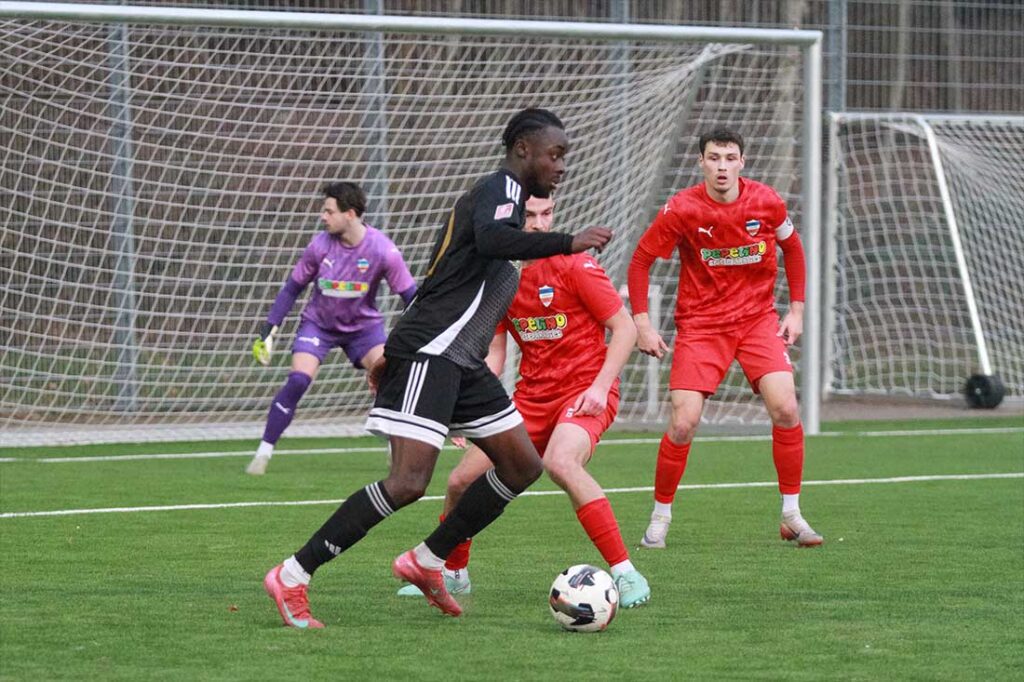 Dreifach-Torschütze Maximilian Ofosu ( 1. FC Phönix Lübeck II) ist Spieler des Tages.  © 2026 Ismail Yesilyurt