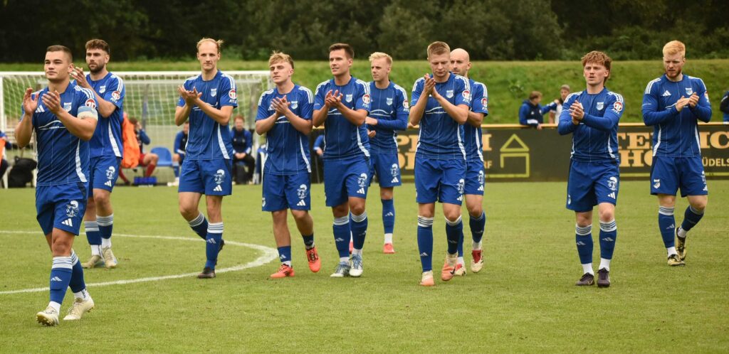 Ein Einsatz bei der Hälfte dieser zehn Spieler des TUS Rotenhof ist nicht möglich oder fraglich. © 2025 Olaf Wegerich