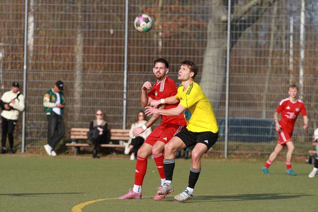 Ein Tag zum Vergessen für Michel Eckey (TSV Altenholz) und Mitspieler gab es in Plön. Links Tom Gutsch im Spiel gegen SG Sarau-Bosau © 2026 Ismail Yesilyurt