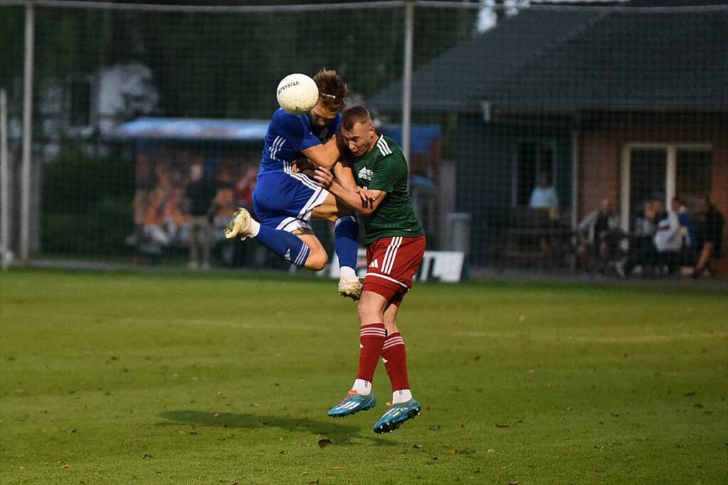 Ein kampfbetonte Partie wird erwartet - rechts Luca Ubben (MTSV Hohenwestedt), links Heinrich Lunau (Oldenburger SV). © 2025 Olaf Wegerich