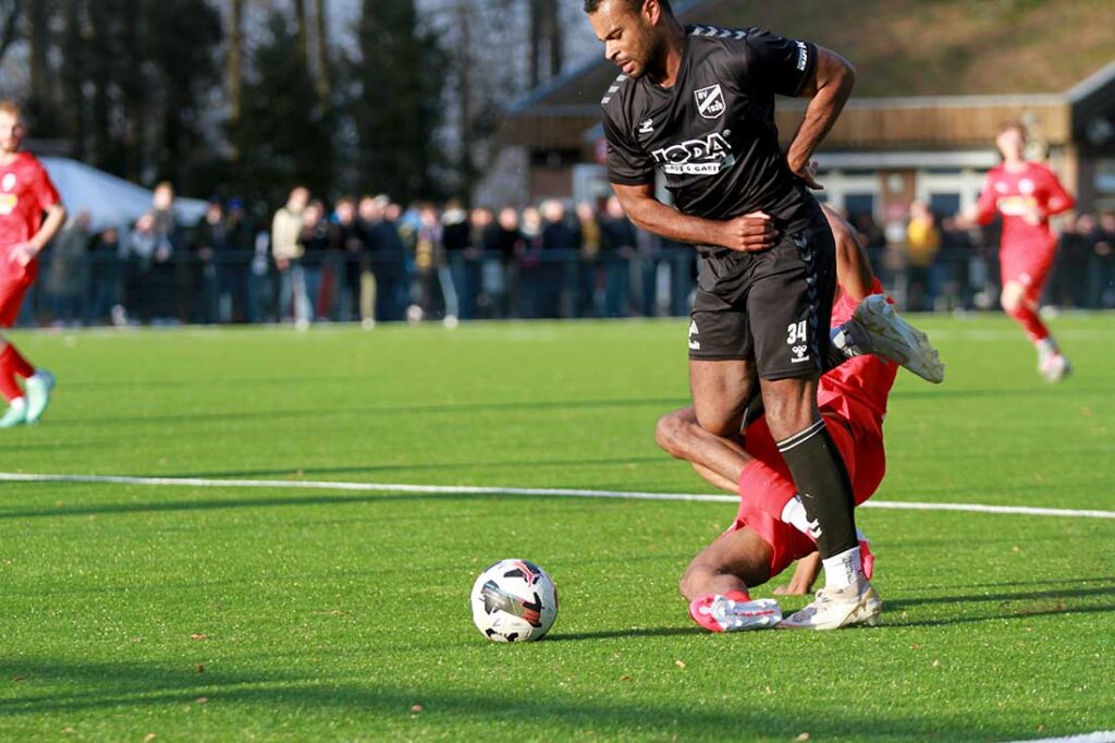 Elfmeter für den SV Todesfelde - Benjamin Petrick (SV Todesfelde) wird von Azuka Olise (Inter Türkspor Kiel) gefoult. © 2026 Ismail Yesilyurt