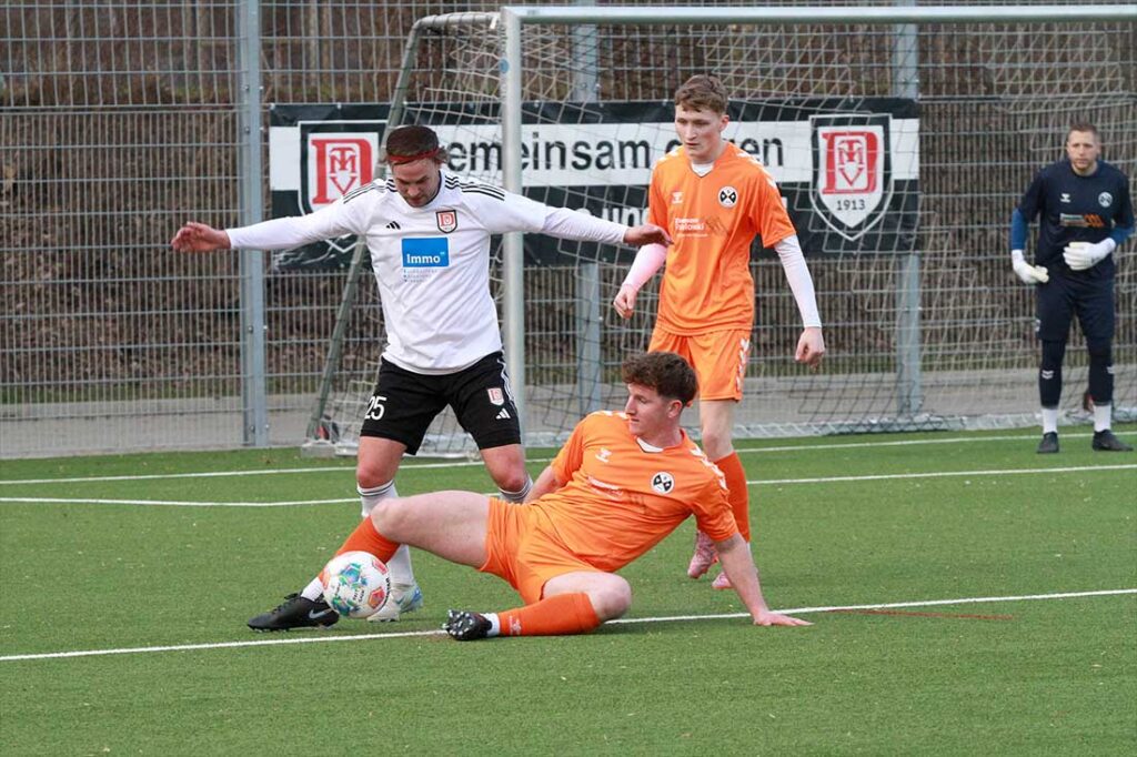 Evan Keinz (SVG Pönitz), hier im Bodenkampf gegen Björn Kastner (MTV Däischenhagen), machte ein gutes Spiel. Hinten lennart Balzereit. © 2026 Ismail Yesilyurt