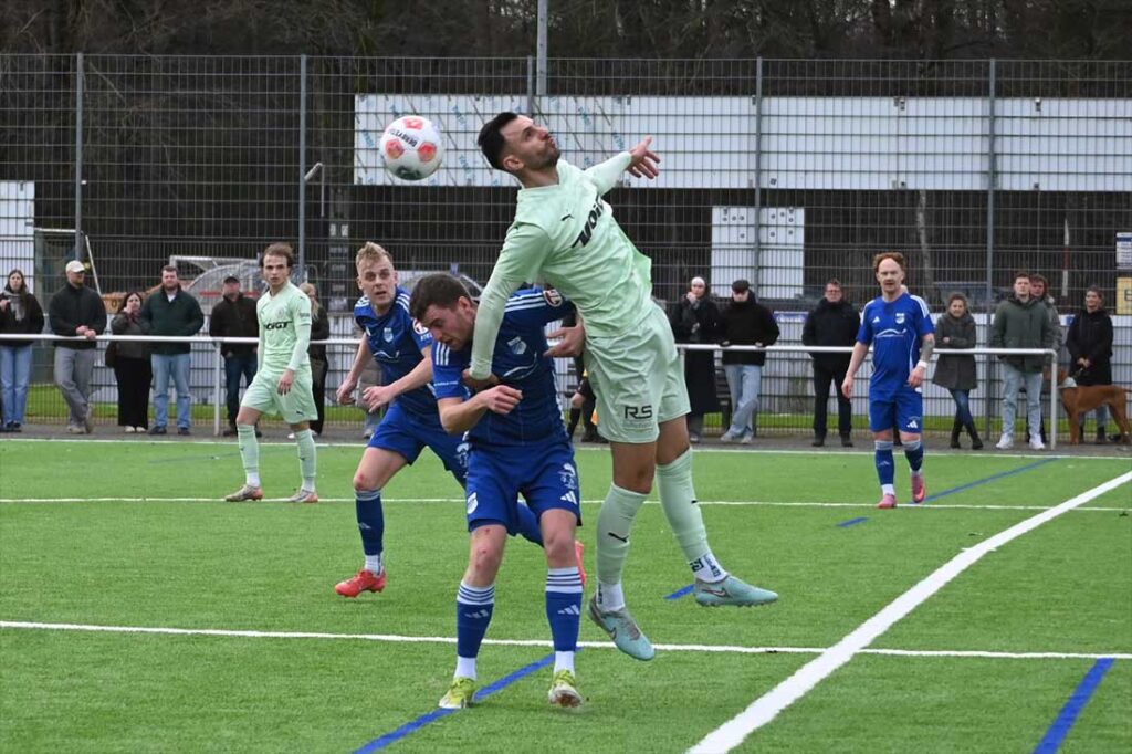 Felix Struck (Rotenhof) gegen Geart Latifi (PSV). © 2026 Olaf Wegerich