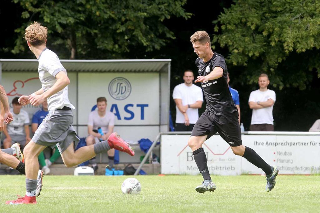 Foto aus dem Hinspiel - Für Ole Sellmer und den Suchsdorfer SV gab es beim Preetzer TSV keine Hilfe von Fortuna.  © 2025 Ismail Yesilyurt