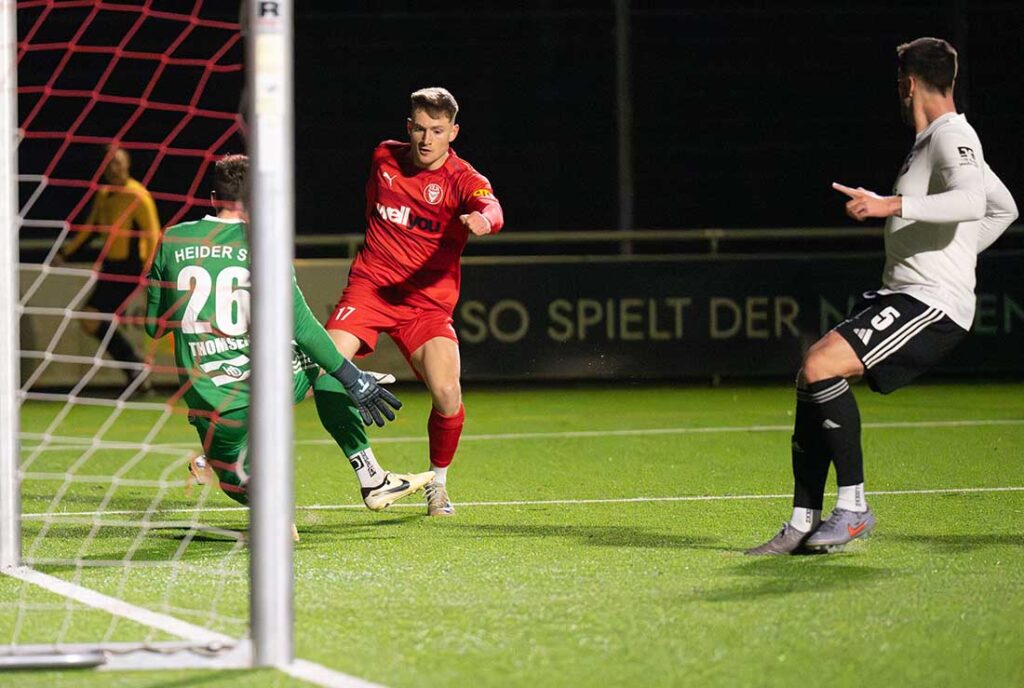 Gleich fällt das 1-0 - Marc Schwabe legt zurück auf Joshua Nwokoma. © 2026 Volker Schlichting