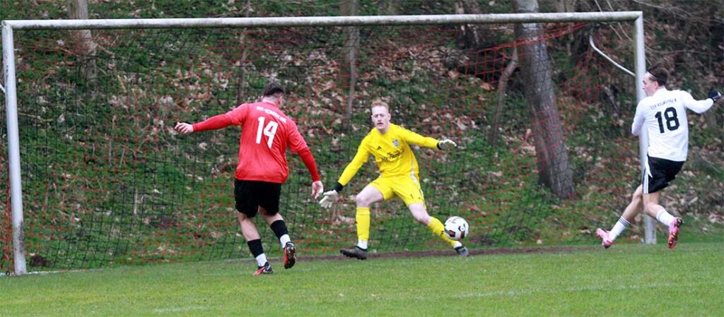 Gleich hat  Kristof Koop (Rot-Schwarz Kiel) die Großchance - doch Julius Siebenhüner (re., TSV Kronshagen) steht gleich auch goldrichtig. © 2026 Ismail Yesilyurt