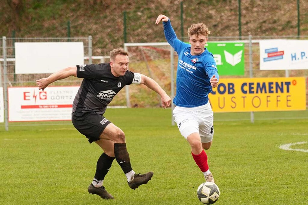 Goalgetter Melf Siemund (TSB Flensburg) im Tanzmodus gegen Julian Zülsdorff (li., Eckernförder SV). © 2026 Jacqueline Röder