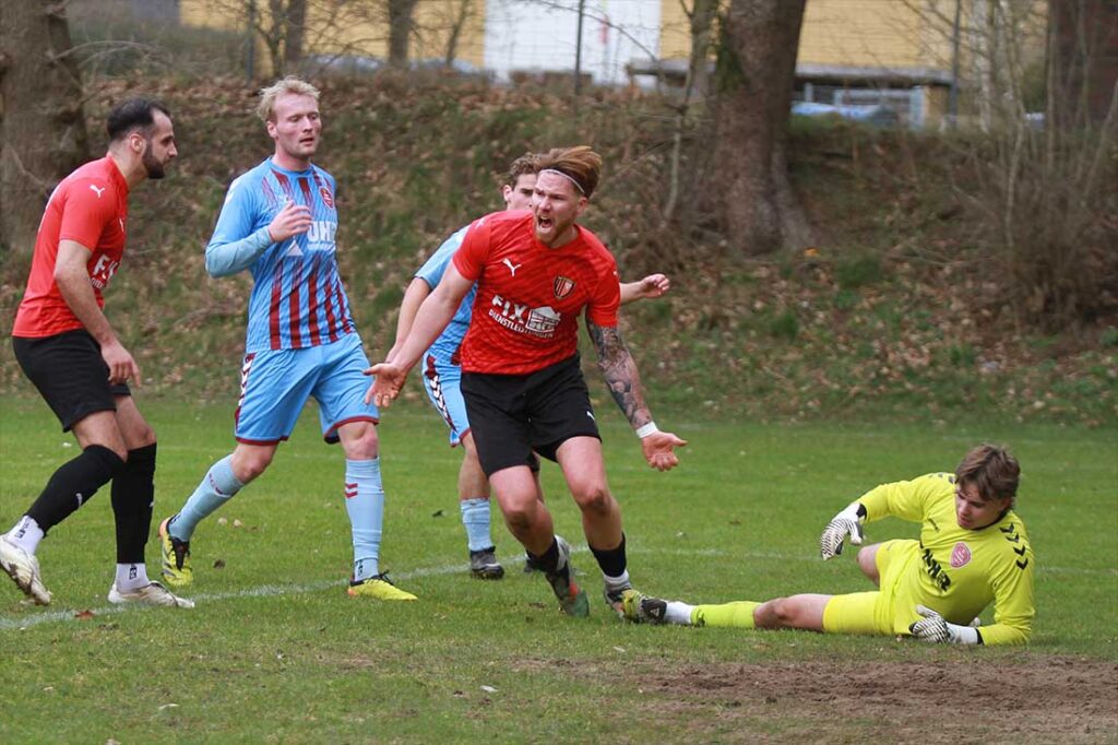 Große Freude bei Leon Lembke (Rot-Schwarz Kiel) nach seinem 1:0 gegen Weiche II. © 2026 Ismail Yesilyurt