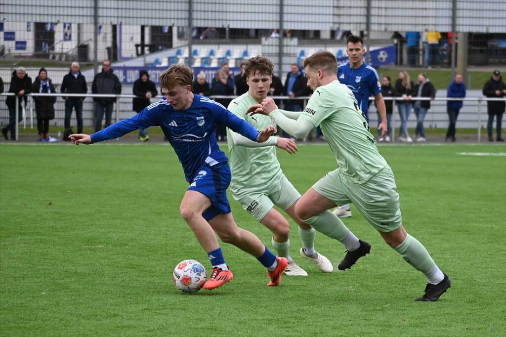 Henry Grothkopp (Rotenhof) wird von Paul Eberhardt und Calvin Ehlert (PSV) bedrängt. © 2026 Olaf Wegerich