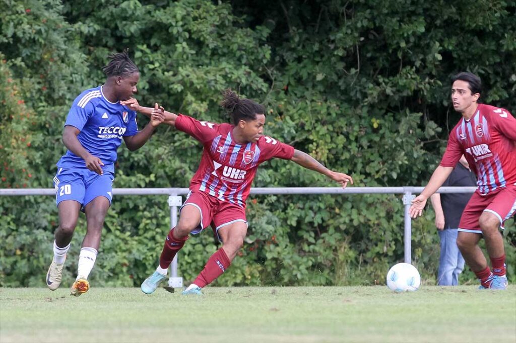 Ilidio Pastor Santos  (SC Weiche Flensburg 08 II) war am 1-0 beteiligt. Szene aus dem Hinspiel gegen Joel Prempeh (li., SpVg Eidertal Molfsee) © 2025 Ismail Yesilyurt