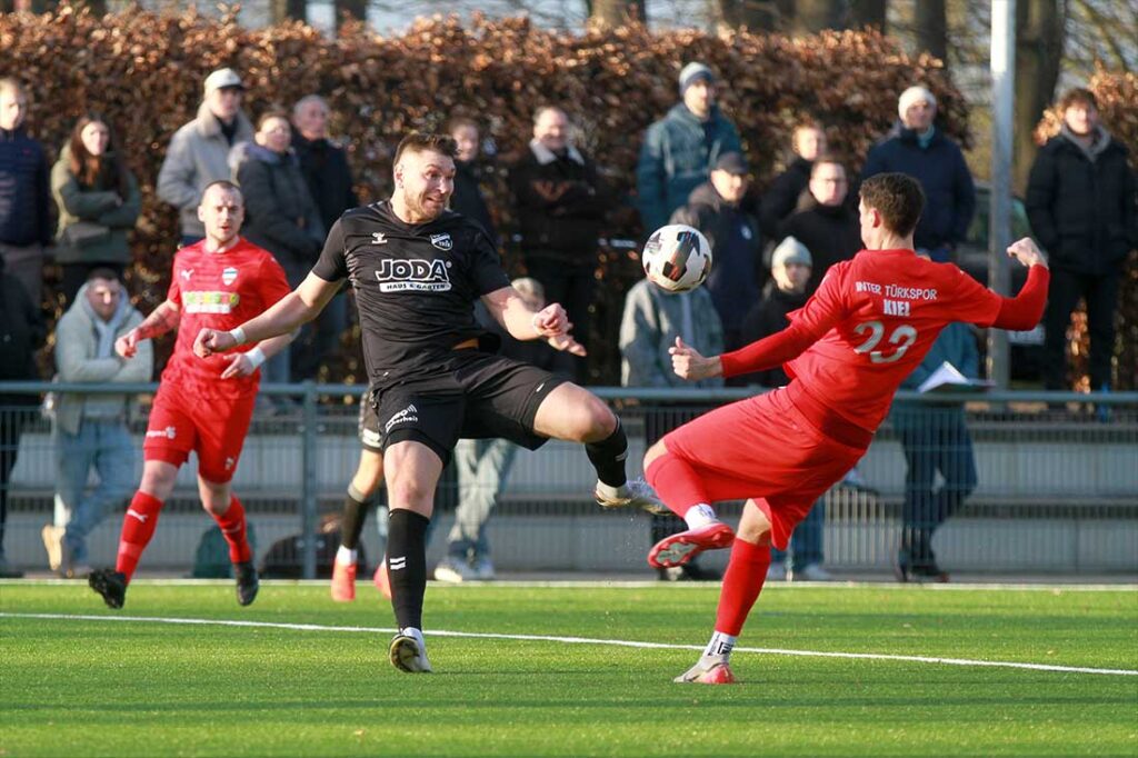 In der Partie war würziger Kampf drin - hier durch Morten Liebert (li., SV Todesfelde und Pascal Polonsk (Inter Türkspor Kiel). © 2026 Ismail Yesilyurt