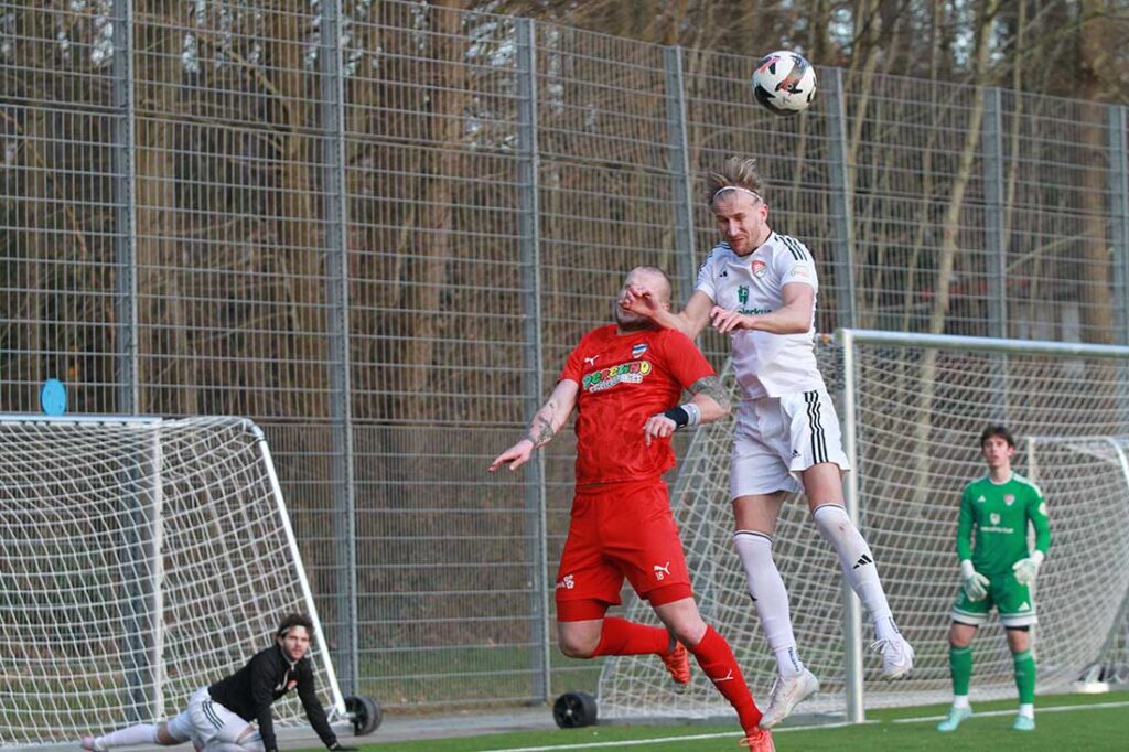 Janik Jensen (re., Kaltenkirchener TS) gegen Andre Volkers (Inter Türkspor Kiel). © 2026 Ismail Yesilyurt