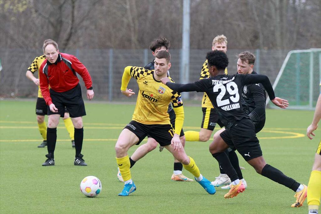 Jannik Drews (li., Frisia Risum-Lindholm), im Zweikampf mit Michaael Duncan-Williams (TSV Klausdorf) machte mit seinem 15. Saisontor den Sack zu. © 2026 Ismail Yesilyurt