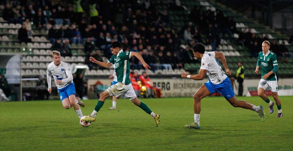 Johannes Sabah (BW Lohne) und Leonhard Bredol (li.) gegen Yusuf Wardak (VfBLübeck). © 11ven Pixel