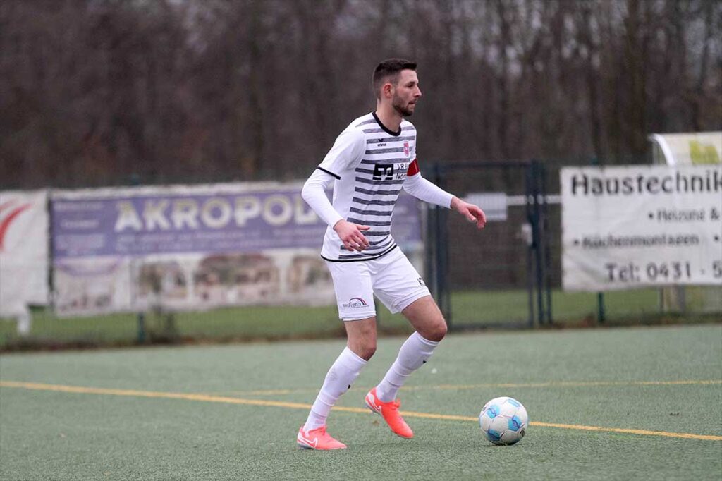 Kapitän Jonas Goos (TSV Friedrichsberg-Busdorf) ist ein Stützpfeiler im Abstiegskampf. © 2025 Ismail Yesilyurt