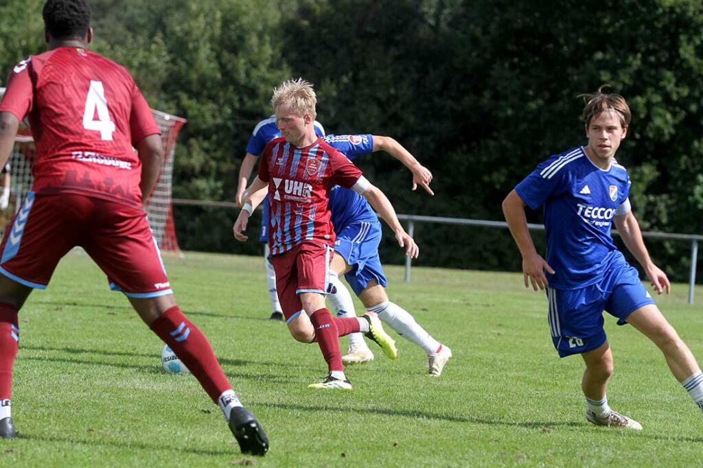 Jonas Kabus (mitte) ist ein Fixpunkt im System von Dimtry Kehl als Cheftrainer des SC Weiche Flensburg 08 II. © 2025 Ismail Yesilyurt