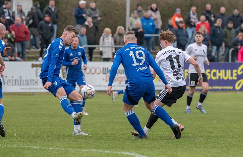 Kapitän Felix Knuth (li., TuS  Rotenhof und sein Team spsielen gut mit gegen den Favoriten Todesfelde. © 2026 Volker Schlichting