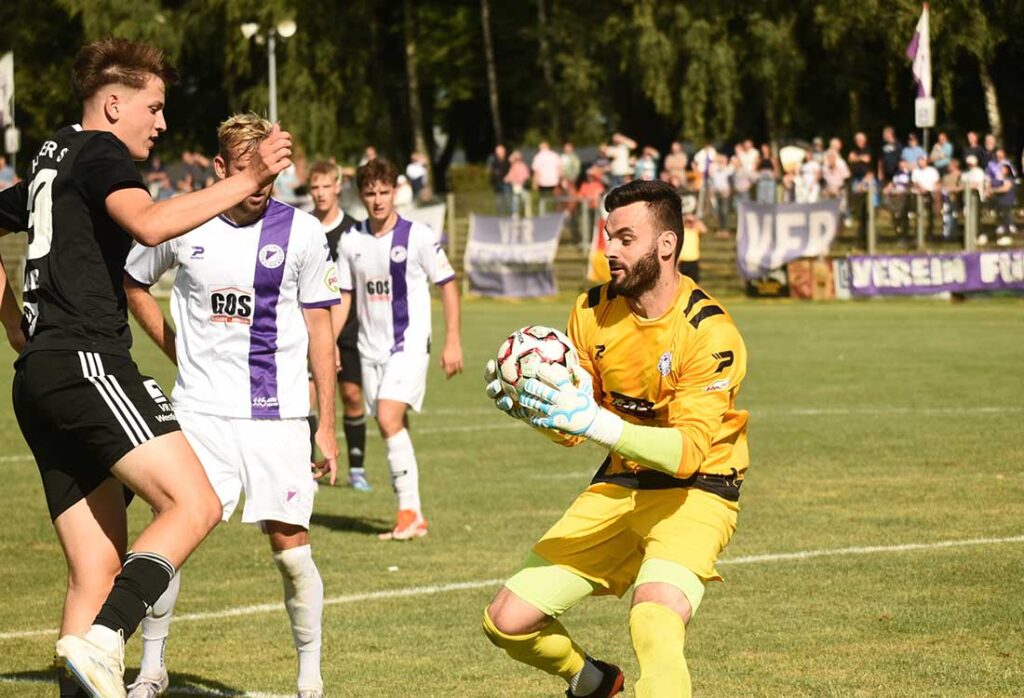 Keeper Christopher Newe (VfR Neumünster) hatte großen Anteil am Hinspiel-Erfolg. © 2025 Olaf Wegerich