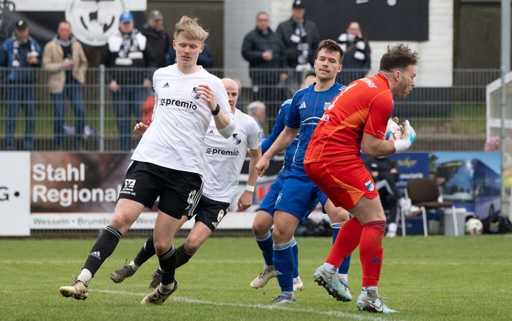 Keeper Justin Sörensen (TuS Rotenhof) hielt, was zu halten war. © 2026 Volker Schlichting