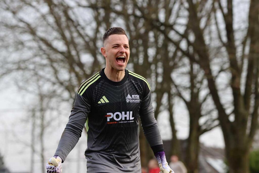 Keeper Mats Hinrichs (MTSV Hohenwestedt) ist immer sehr emotional dabei. © 2026 Johannes Kramer