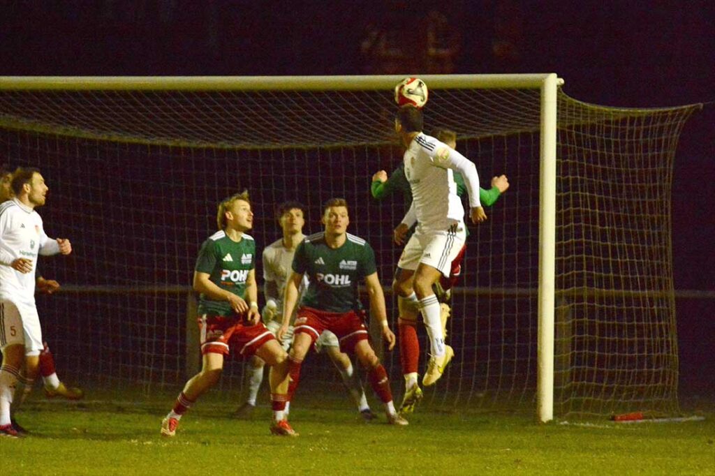Kopfball Josef Jueidi (Kaltenkirchener TS)- links Tim Sienknecht und fabian Engbrecht. © 2026 Olaf Wegerich