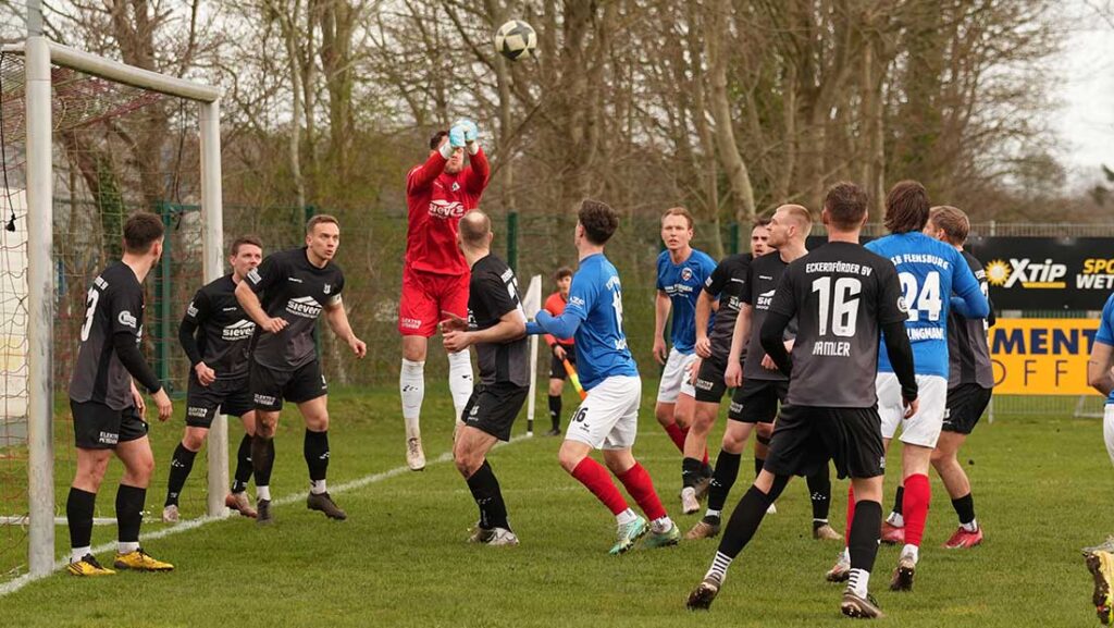 Lauritz Sievers (Eckernförder SV) boxt den Ball aus der Gefahrenzone. © 2026 Jacqueline Röder