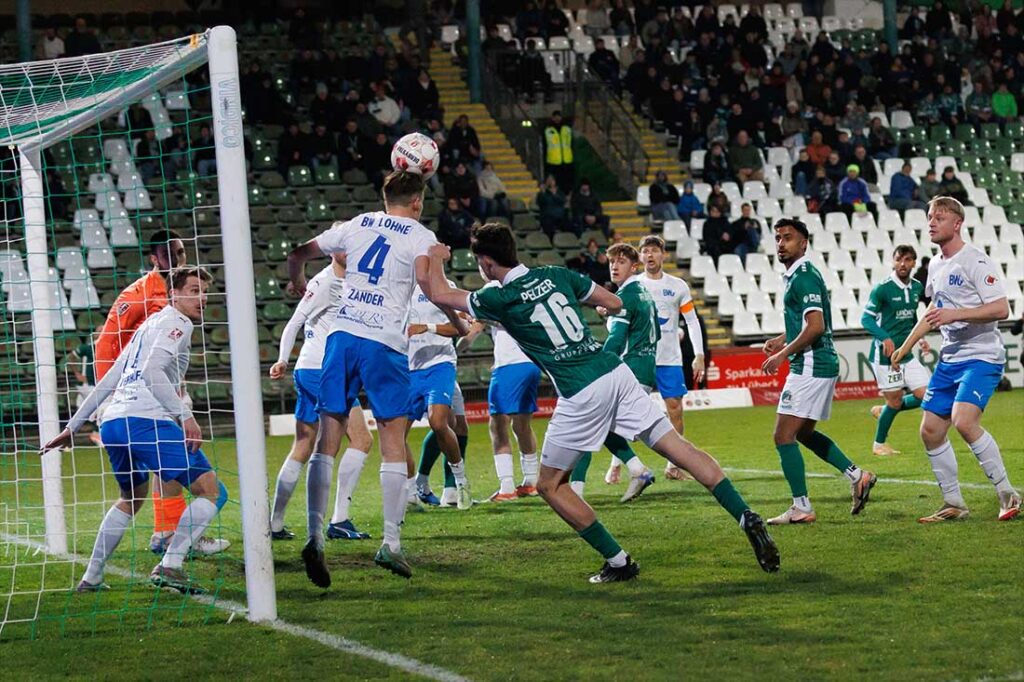 Luca-Milan Zander (BW Lohne) klärt im Kopfballduell gegen Gianluca Pelzer (VfB Lübeck). 11ven Pixel