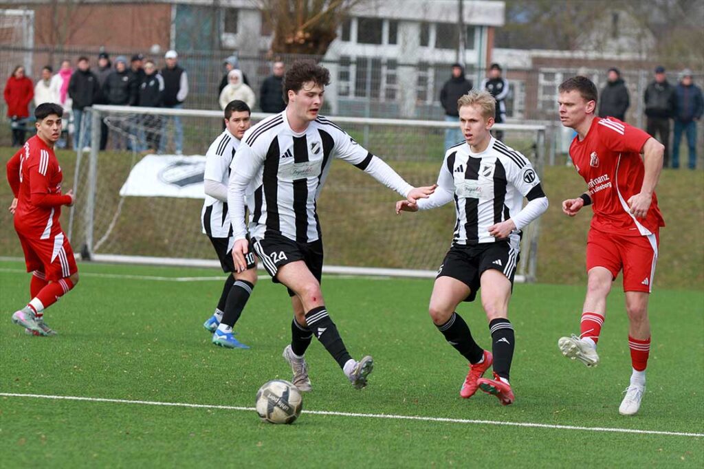 Lukas Deutschbein (li.) und Kalvi Rumohr (Heikendorfer SV) doppeln Niklas Kock (TSV Flintbek). © 2026 Ismail Yesilyurt
