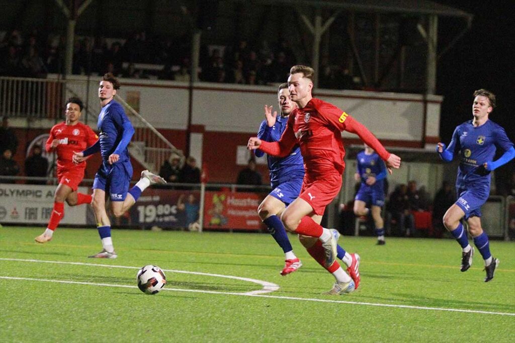 Marc Schwabe (Kilia Kiel) im Strafraum auf dem Weg zum ersten Duelle mit Keeper Mika  Popp (Eutin 08). © 2026 Ismail Yesilyurt 