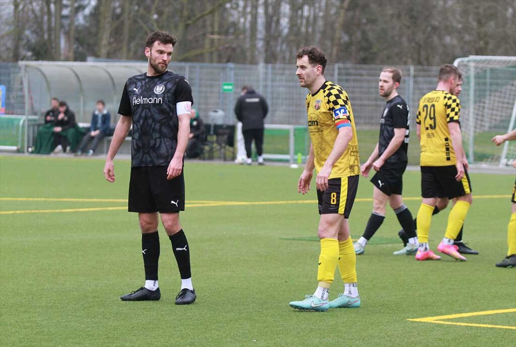 Marvin Bruhn (re., Frisia Risum-Lindholm) bleibt mit starken 19 Toren als Mittelfeldspieler weiterhin knapp vor Stürmer Jannik Drews (18) nach je 3 Toren in Heide. © 2026 Ismail Yesilyurt.jpg