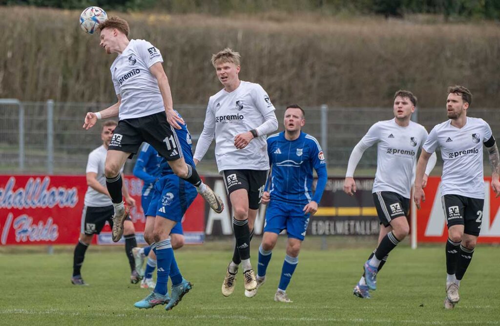 Mathis Harms (Heider SV), nach seiner Krankheit wieder dabei, beim Kopfball. © 2026 Volker Schlichting