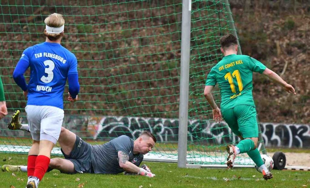 Maurice Knutzen (SVE Comet Kiel) umkurvt TSB-Keeper Ole Rathmann zum 2-1. © 2026 Jörg Moritz