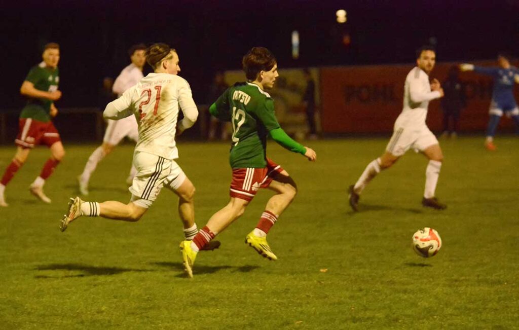 Max Spreitzer (li., Kaltenkirchener TSV) verfolgt Arsenij Ksenofontov (MTSV Hohenwestedt). © 2026 Olaf Wegerich
