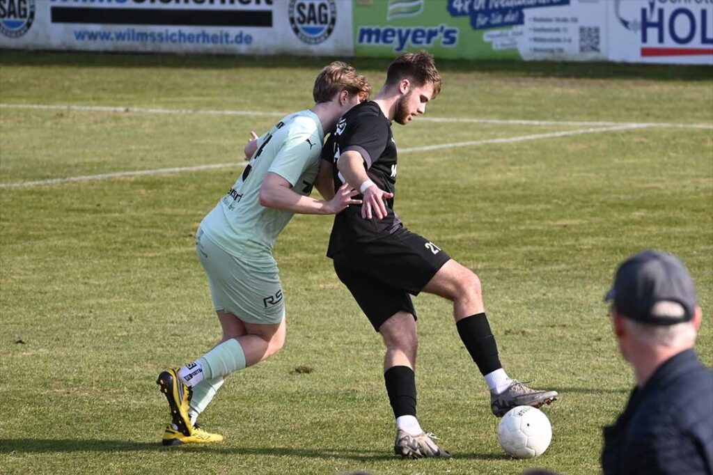 Meico Werner (PSV Neumünster) bedrängt  Luca Senger (Kilia Kiel). © 2026 Olaf Wegerich