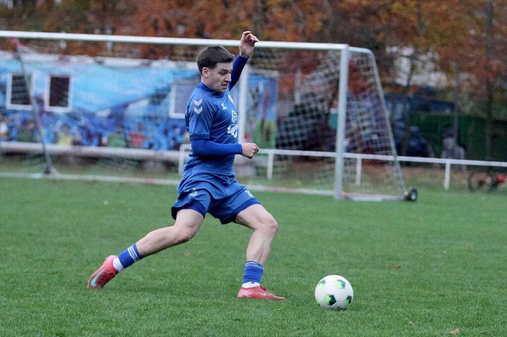 Mika Stegmaier (TSV Plön) verwandelte nach der Pause per Elfer zum 2-2- © 2025 Ismail Yesilyurt