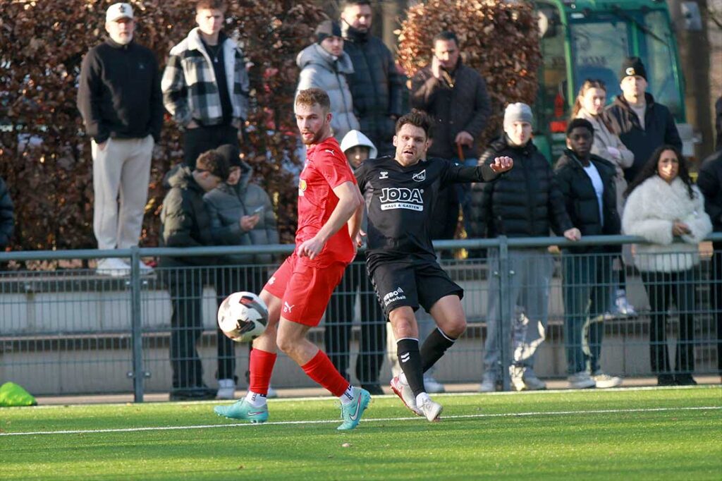 Mirko Boland (SV Todesfelde) war sich für keinen Weg zu schade - hier bringt er gegen Till Börner (Inter Türkspor Kiel) einen gefährlichen Ball in die Box. © 2026 Ismail Yesilyurt